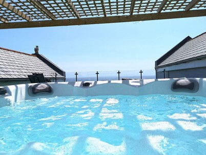 Cormorant - Beachside House with Terrace Hot Tub & Stunning Views