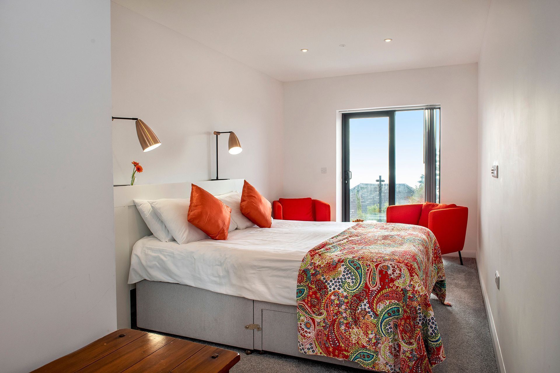 5 bedrooms, iron/ironing board, WiFi, bed sheets