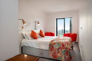5 bedrooms, iron/ironing board, WiFi, bed sheets - Cormorant - Beachside House with Terrace Hot Tub & Stunning Views (Portwrinkle)