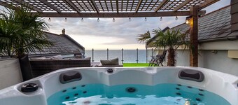Cormorant - Beachside House with Terrace Hot Tub & Stunning Views