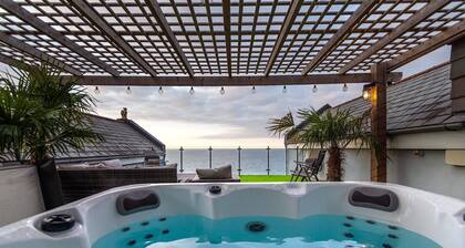 Cormorant - Beachside House with Terrace Hot Tub & Stunning Views