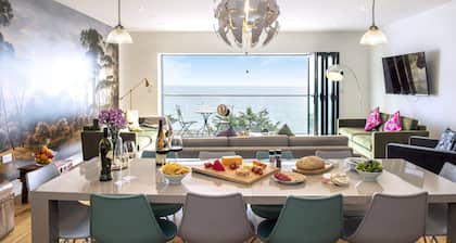 Cormorant - Beachside House with Terrace Hot Tub & Stunning Views