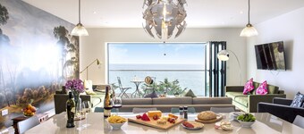 Cormorant - Beachside House with Terrace Hot Tub & Stunning Views