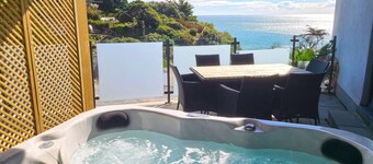 Turnstone - Beach-side House with Terrace Hot Tub & Stunning Views