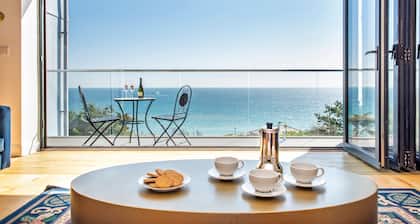 Fulmar - Beachside House with Terrace Hot Tub & Fantastic Views