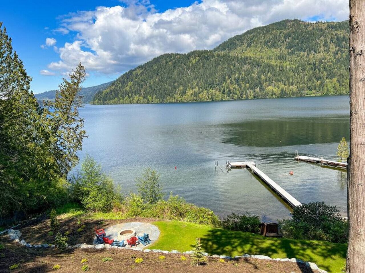 Luxury Lakefront with hot tub, views and privacy