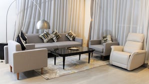 Una sala de estar moderna con un sofá, un sillón y una mesita de centro.
