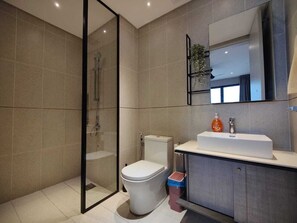 Dusche, Haartrockner, Bidet, Handtücher