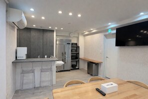 Dining - One WorldOne WorldSakaisuji HonmachiOWS / Osaka Ōsaka (Osaka)