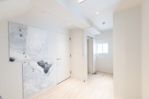 Interior - One WorldOne WorldSakaisuji HonmachiOWS / Osaka Ōsaka (Osaka)