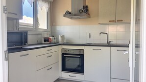Wasserkocher mit Kaffee-/Teezubehör, Mikrowelle, Ofen, Herdplatte