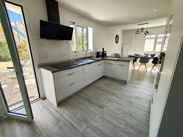Fridge, microwave, stovetop, dishwasher