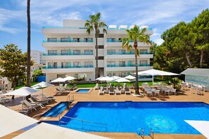 Een seizoensgebonden buitenzwembad