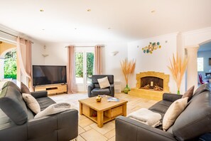 Smart TV, fireplace