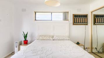 3 bedrooms, iron/ironing board, WiFi, bed sheets