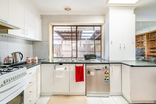 Charming house, Walk to Station and Shopping Centre - Central to Everything! 