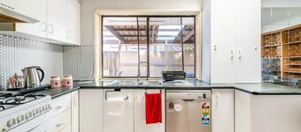 Charming house, Walk to Station and Shopping Centre - Central to Everything! 