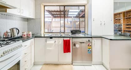 Charming house, Walk to Station and Shopping Centre - Central to Everything!