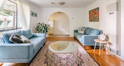 Charming house, Walk to Station and Shopping Centre - Central to Everything!