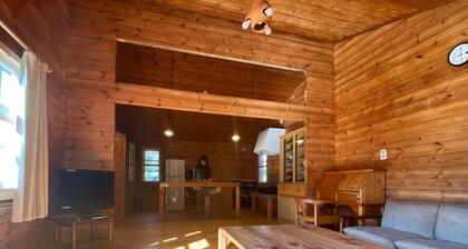 Spend a relaxing time in a room with handmade furn / Shiso Hyōgo