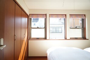 3 bedrooms, desk, iron/ironing board, free WiFi