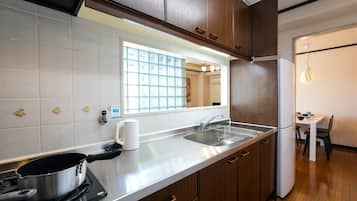 Fridge, microwave, stovetop, cookware/dishes/utensils