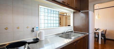 Fridge, microwave, stovetop, cookware/dishes/utensils