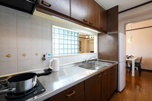 Fridge, microwave, stovetop, cookware/dishes/utensils