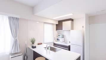 Geladeira, micro-ondas, cooktop, talheres/pratos/utensílios de cozinha