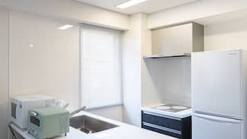 Geladeira, micro-ondas, cooktop, talheres/pratos/utensílios de cozinha
