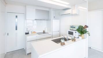 Fridge, microwave, stovetop, cookware/dishes/utensils