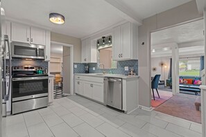 冷蔵庫、電子レンジ、オーブン、コンロ