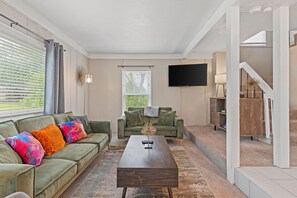 スマートテレビ、暖炉、DVD プレーヤー、書庫