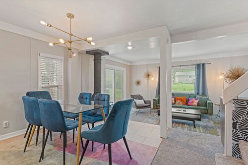 Serenity Estate - Fire Pit + Hot Tub + Sleeps 8