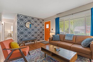 スマートテレビ、暖炉、DVD プレーヤー、書庫