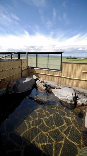 Bañera de hidromasaje al aire libre