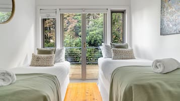 3 bedrooms, desk, iron/ironing board, travel crib