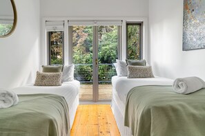 3 bedrooms, desk, iron/ironing board, travel cot - Applegarth Cottage - Cozy Little Slice of Robertson w/ Fascinating History (Robertson)