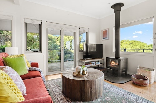 Applegarth Cottage - Cozy Little Slice of Robertson w/ Fascinating History