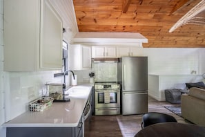 Fridge, microwave, oven, stovetop - Modern Cabin Retreat|Hot Tub|Forest Views (Pittman Center)