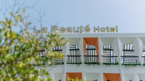 A hotel sign with the name "La Beauté Hotel" in a modern architectural style with geometric shapes and balconies. - La Beaute Hotel Quy Nhon (Quy Nhon)