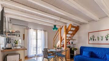 Apartamento básico | Área de estar | TV 35 polegadas com canais digitais