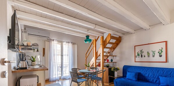 Appartement de base | Aire de séjour | Téléviseur de 35 po avec télévision numérique