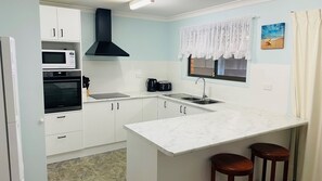 Fridge, microwave, oven, stovetop - Iona - Plenty of room to park your boat. (ILUKA)