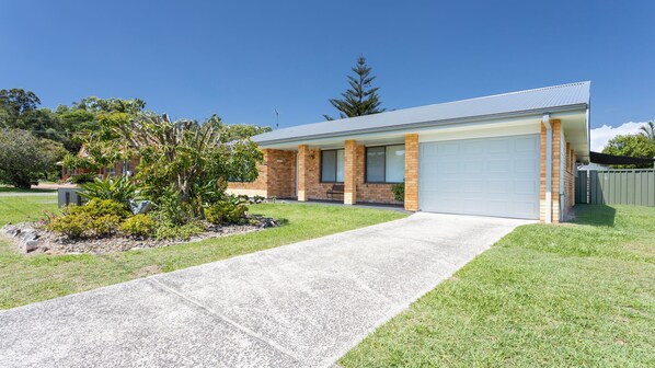 Exterior - Iona - Plenty of room to park your boat. (ILUKA)