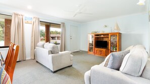 Smart TV - Iona - Plenty of room to park your boat. (ILUKA)