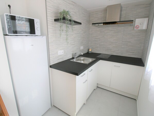Fridge, microwave, stovetop, coffee/tea maker