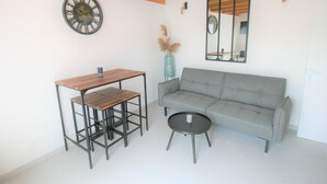 Unclassified image, 3 of 16, button - Cozy Renovated Holiday Home with Shared Garden, Near Beach and Town Center (La Tranche-sur-Mer)