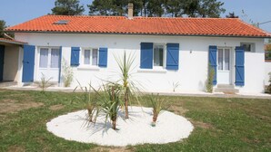 Unclassified image, 5 of 16, button - Cozy Renovated Holiday Home with Shared Garden, Near Beach and Town Center (La Tranche-sur-Mer)