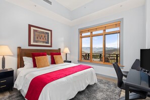 2 habitaciones, escritorio y tabla de planchar con plancha